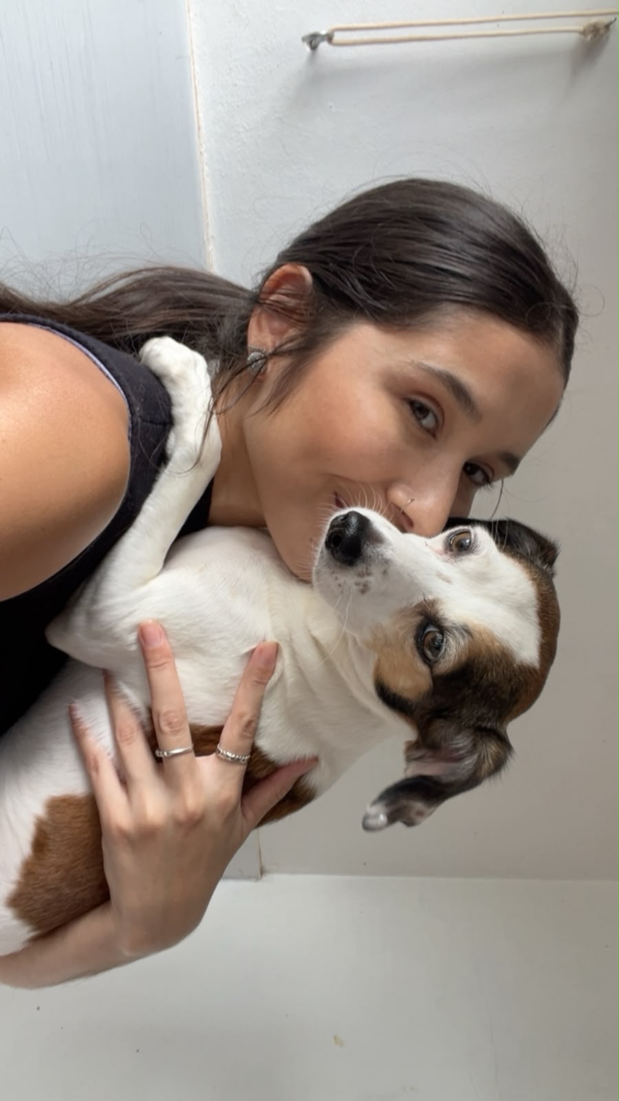 Momento de carinho entre Khatlyn e um pet